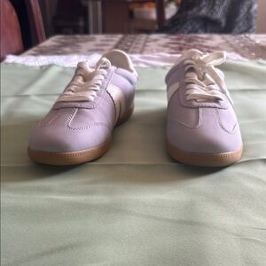 MIA White Sneakers Versatile Low-Top Design